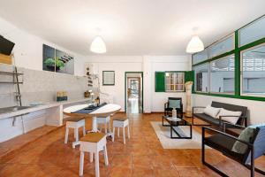 cocina y sala de estar con mesa y sillas en Finca Candelario sc de La Palma en Santa Cruz de la Palma