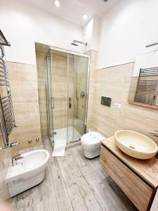 ein Bad mit einem Waschbecken, einem WC und einer Dusche in der Unterkunft IMPERIUM INN in Rom