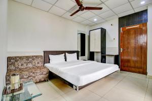 Letto o letti in una camera di FabHotel Prime Manjeet