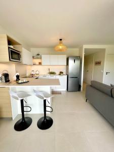 Köök või kööginurk majutusasutuses Tetavake Sunset stunning 2 bedroom condo with Moorea view pool and WiFi