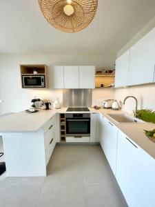 Köök või kööginurk majutusasutuses Tetavake Sunset stunning 2 bedroom condo with Moorea view pool and WiFi