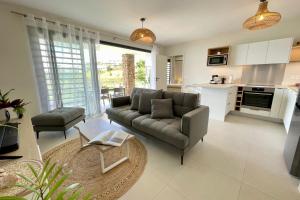 Köök või kööginurk majutusasutuses Tetavake Sunset stunning 2 bedroom condo with Moorea view pool and WiFi