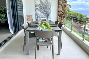 Rõdu või terrass majutusasutuses Tetavake Sunset stunning 2 bedroom condo with Moorea view pool and WiFi