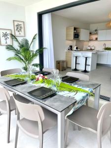 Köök või kööginurk majutusasutuses Tetavake Sunset stunning 2 bedroom condo with Moorea view pool and WiFi
