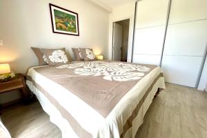 Voodi või voodid majutusasutuse Tetavake Sunset stunning 2 bedroom condo with Moorea view pool and WiFi toas