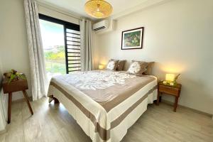 Voodi või voodid majutusasutuse Tetavake Sunset stunning 2 bedroom condo with Moorea view pool and WiFi toas