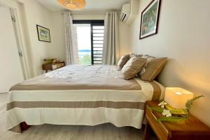 Voodi või voodid majutusasutuse Tetavake Sunset stunning 2 bedroom condo with Moorea view pool and WiFi toas