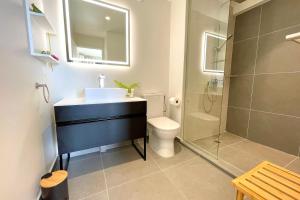 Vannituba majutusasutuses Tetavake Sunset stunning 2 bedroom condo with Moorea view pool and WiFi