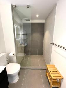Vannituba majutusasutuses Tetavake Sunset stunning 2 bedroom condo with Moorea view pool and WiFi