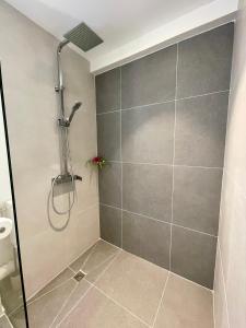 Vannituba majutusasutuses Tetavake Sunset stunning 2 bedroom condo with Moorea view pool and WiFi