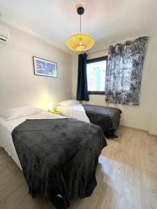 Voodi või voodid majutusasutuse Tetavake Sunset stunning 2 bedroom condo with Moorea view pool and WiFi toas