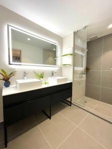Vannituba majutusasutuses Tetavake Sunset stunning 2 bedroom condo with Moorea view pool and WiFi