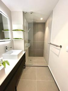 Vannituba majutusasutuses Tetavake Sunset stunning 2 bedroom condo with Moorea view pool and WiFi