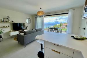 Televiisor ja/või meelelahutuskeskus majutusasutuses Tetavake Sunset stunning 2 bedroom condo with Moorea view pool and WiFi