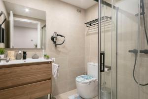 Un baño con ducha, inodoro y lavabo. en YOUR HOME - Camp Nou Apartment, en Hospitalet de Llobregat 29 fotos más