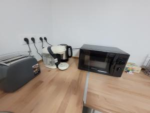 un four micro-ondes et un grille-pain assis sur un comptoir dans l'établissement Appartements à Meaux - Proche de Disney, à Meaux