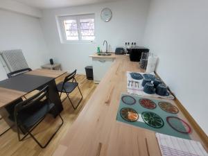 Appartements à Meaux - Proche de Disney في مو: مطبخ مع طاولة عليها لوحات