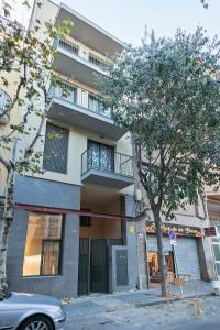 un edificio con un coche aparcado delante en YOUR HOME - Camp Nou Apartment, en Hospitalet de Llobregat