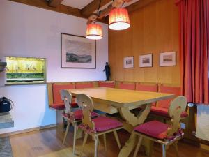 een eetkamer met een houten tafel en stoelen bij Holiday Home Chalet Marietta by Interhome in Kandersteg