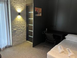 KENT hotel & Restaurant KENT beach客房内的一张或多张床位