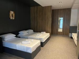 KENT hotel & Restaurant KENT beach客房内的一张或多张床位