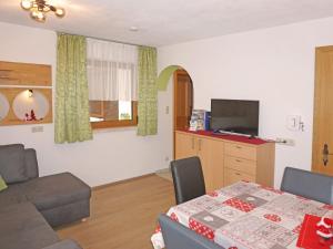 Televízia a/alebo spoločenská miestnosť v ubytovaní Apartment Evi by Interhome