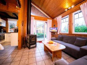 ein Wohnzimmer mit einem Sofa und einem Herd in der Unterkunft Holiday Home Ferienpark Extertal-2 by Interhome in Bremke