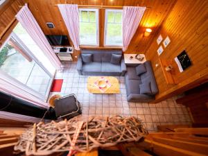 eine Aussicht auf ein Wohnzimmer in einem Haus in der Unterkunft Holiday Home Ferienpark Extertal-2 by Interhome in Bremke