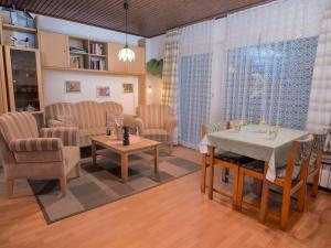 ノルトダイヒにあるHoliday Home Windrad by Interhomeのリビングルーム(テーブル、椅子付)