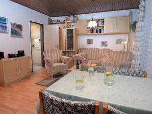 ノルトダイヒにあるHoliday Home Windrad by Interhomeのリビングルーム(テーブル、椅子付)