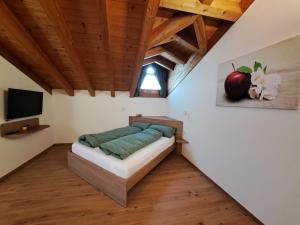 ein Schlafzimmer mit einem Bett und einem Apfel an der Wand in der Unterkunft Agritur Clementi in Nave San Rocco