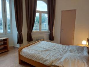 拉理查戴斯的住宿－Apartment Le Petit Robinson-7 by Interhome，一间卧室设有一张床和一个大窗户