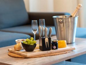 ノルトダイヒにあるApartment Seehund by Interhomeの食べ物とワイングラスのトレイ付きテーブル