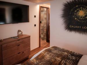 Postel nebo postele na pokoji v ubytování Apartment Galaxy Lodge by Interhome