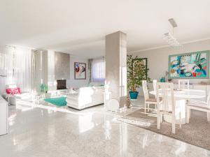 - un salon blanc avec une table et des chaises dans l'établissement Apartment Les Balcons d'Eze by Interhome, à Èze