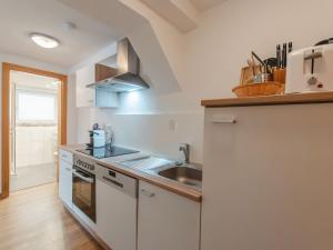 Kuchyňa alebo kuchynka v ubytovaní Apartment Sattlerweg by Interhome