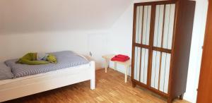 - une chambre avec un lit avec un animal rembourré dans l'établissement Klein Olversum, à Tönning