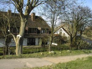 Katingsiel的住宿－Alte Schleuse，前面有围栏的大房子