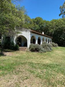 un vecchio edificio con prato e alberi di Casita en La Granja a La Granja