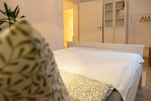 Ένα ή περισσότερα κρεβάτια σε δωμάτιο στο Zentrale und moderne Neubauwohnung in Oranienburg