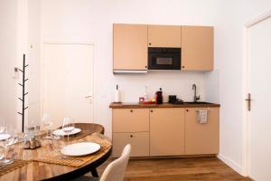 a kitchen and dining room with a table at Le Laurencin Sens - La Mezzanine - Cœur de ville in Sens