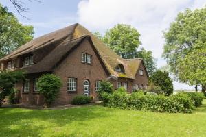 an old house with a thatched roof at HW App 1 in Welt