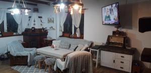 a living room with a couch and a tv at Casa Marandy in Sadu