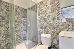 W łazience znajduje się toaleta, umywalka i prysznic. w obiekcie Appart du Pont Vert A12 proche centre - Mon Groom w Troyes