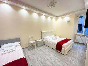 1 Schlafzimmer mit 2 Betten und einem Fenster in der Unterkunft IMPERIUM INN in Rom
