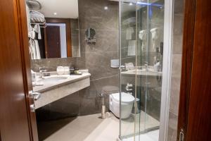 Koupelna v ubytování Grand Aras Hotel & Suites