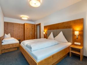 2 Betten in einem Schlafzimmer mit Holzwänden in der Unterkunft Apartment Martina - KPL576 by Interhome in Kappl