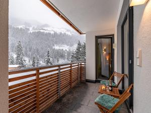 einen Balkon mit Blick auf die schneebedeckten Berge in der Unterkunft Apartment Martina - KPL576 by Interhome in Kappl