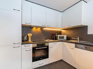 Kuchyňa alebo kuchynka v ubytovaní Apartment Martina-3 by Interhome + 37 fotografií