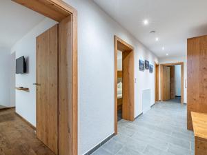 pasillo con puertas de madera y habitación con cama en Apartment Martina - KPL577 by Interhome, en Kappl